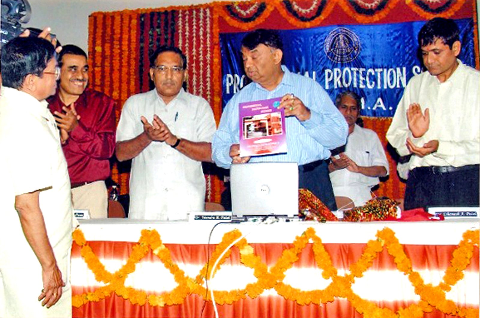 Chief Guest honoring senior doctors at inauguration.
